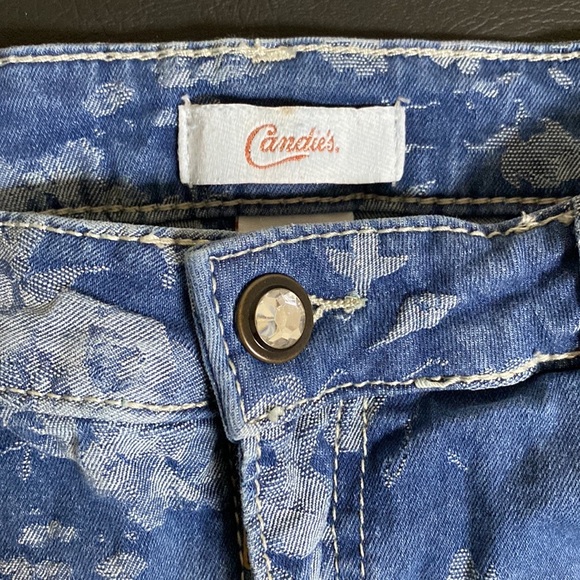 Candie’s Flower Shorts - Picture 2 of 3